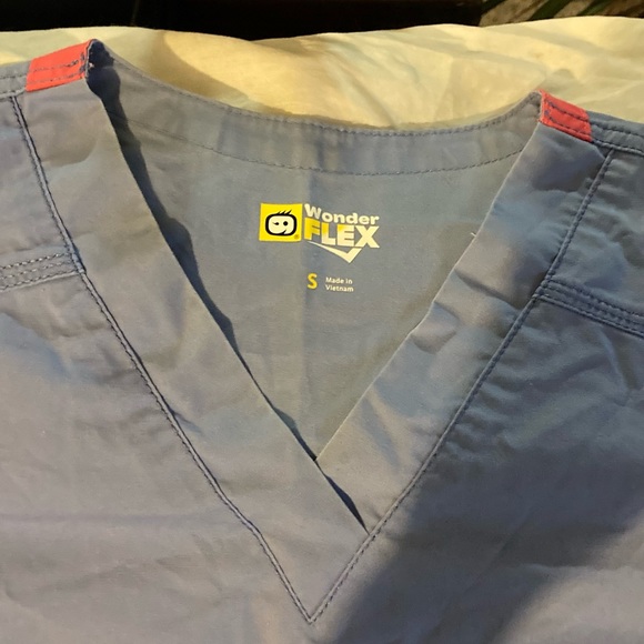 Wonderflex Small Scrub Top - Picture 2 of 2